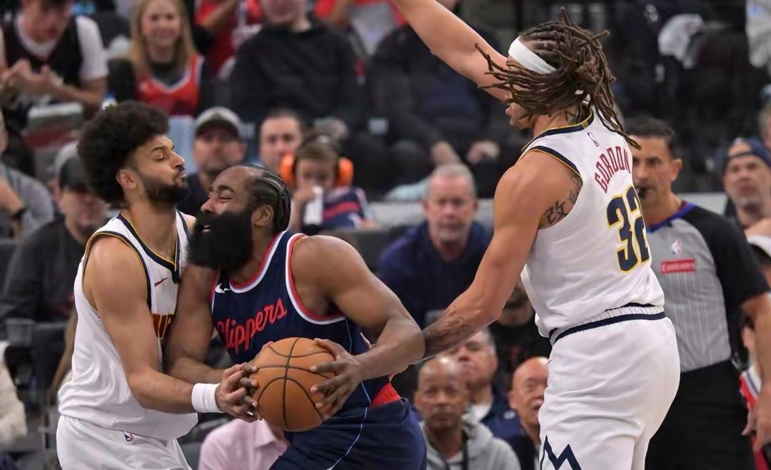 篮网险胜快船，布克统治全场