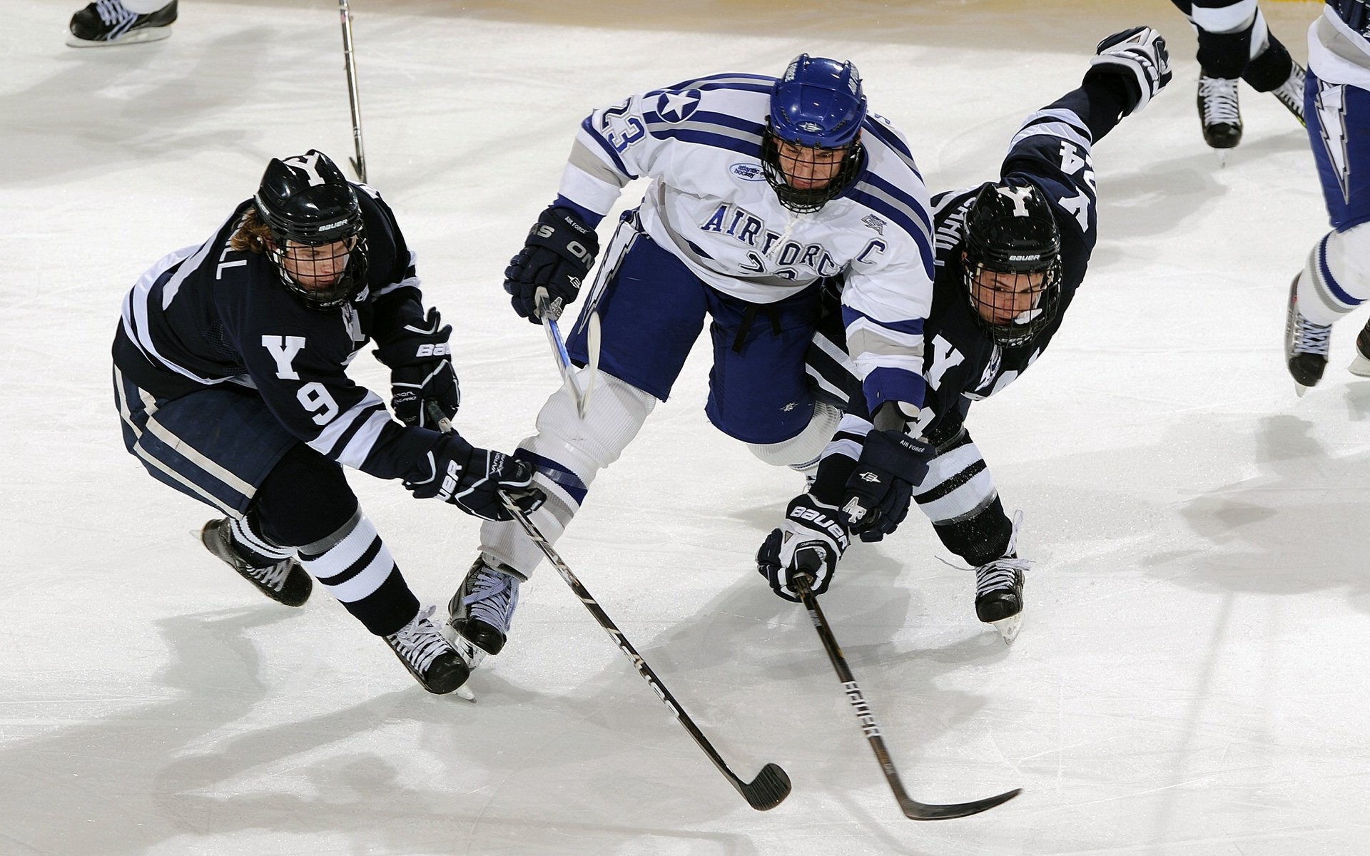 智利封锁摩纳哥，当地缘棋盘成为季后赛的隐喻